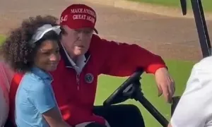 Ông Trump nói đùa 'trả hàng triệu USD mua tóc của bé gái' Ông Trump nói đùa 'trả hàng triệu USD mua tóc của bé gái'