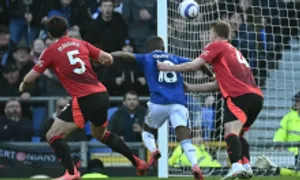 Vì sao Man Utd thoát phạt đền trước Everton?