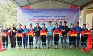 Cô trò Y Tý nhận trường lớp mới