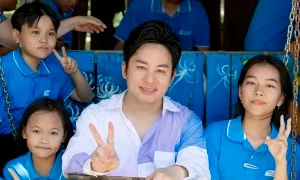 Tùng Dương hát cùng học sinh Trường Hy Vọng Tùng Dương hát cùng học sinh Trường Hy Vọng