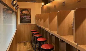Lý do quán mì ramen xếp chỗ ngồi quay mặt vào tường Lý do quán mì ramen xếp chỗ ngồi quay mặt vào tường
