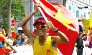 'Dị nhân' Nguyễn Văn Long chạy xuyên Việt mừng Quốc khánh