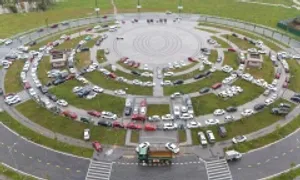 Người dân Huế đưa ôtô, xe máy đi tránh lũ